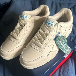 Creme Reebok shoes NEW never worn come with box ** size 7.5